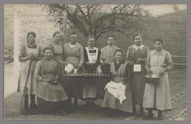 Gruppenporträt von Kochschülerinnen mit Kochutensilien, um 1930, (Kontext unbestimmt)