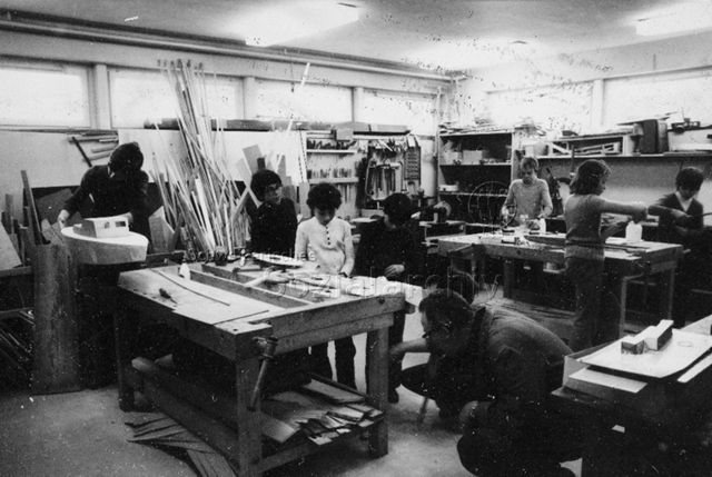 "Freizeitwerkstatt Thalwil" - Kinder bei Holzarbeiten; um 1970