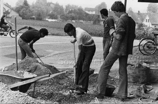 "Aktion 7-Lager 1980, Obristhof, Oftringen" - Jugendliche bei der Arbeit, Schaufeln, Schubkarre