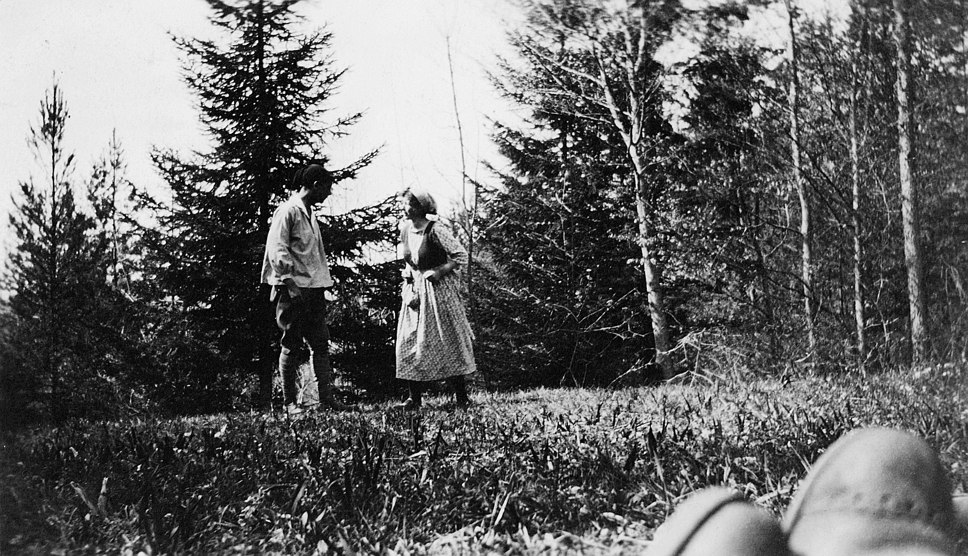 Theater spielende Wandervögel im Freien (um 1920)