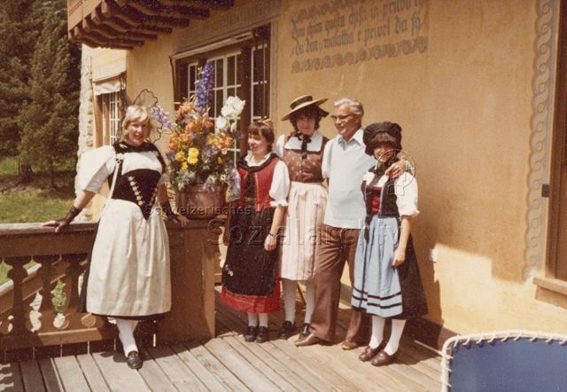 Frau und drei Mädchen in Trachten, ein Herr, Blumenstrauss; 1978
