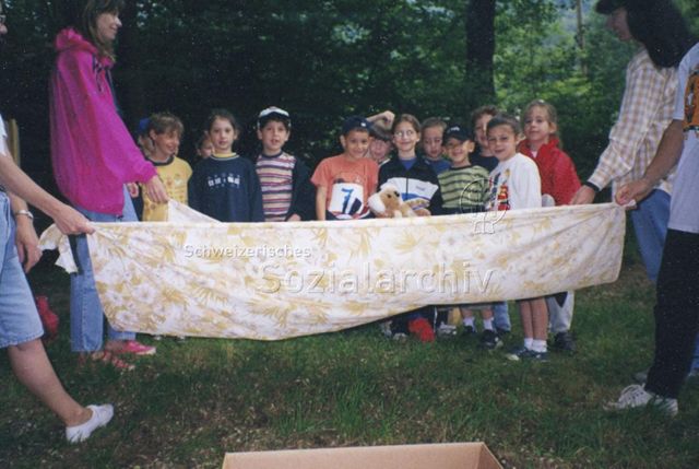 Bosco della Bella, Feriendorf für kinderreiche Familien - Kinder und Erwachsene beim Spielen; 2000