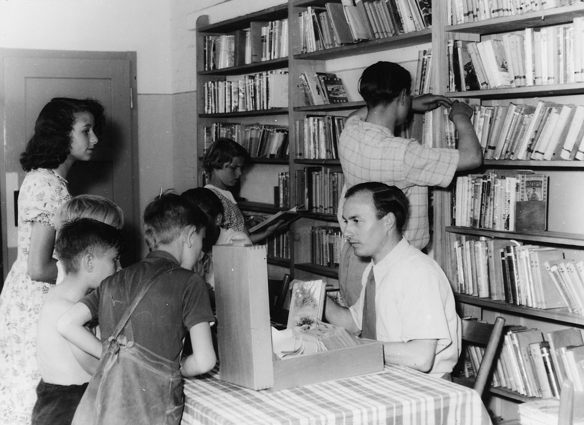 Arbeiterwohlfahrt: "Haus der Jugend" im Flüchtlingslager Ulm-Wilhelmsburg; Bibliothek
