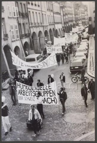 Vermutlich der erste nationale Christopher-Street-Day (CSD) in Bern (23.06.1979, Bern) – "Homosexuelle Arbeitsgruppen der Schweiz (HACH)", vermutlich: "Gute Männer sind so", "Wird schwul – Stop Hetero"