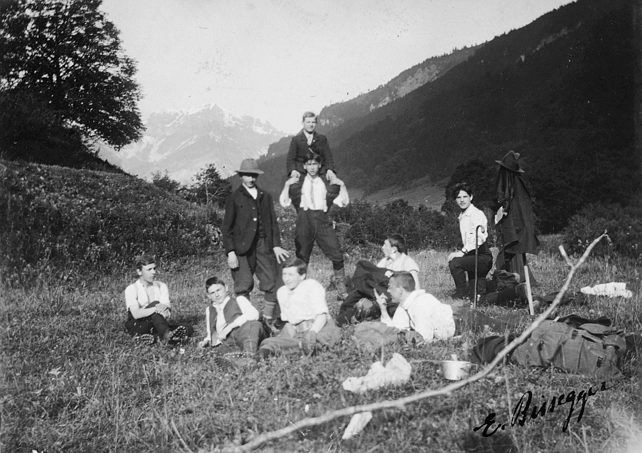 Risetenpass und seine Bezwinger. Rastende Wandervögel (vermutlich bei einer Mahlzeit) (1909)