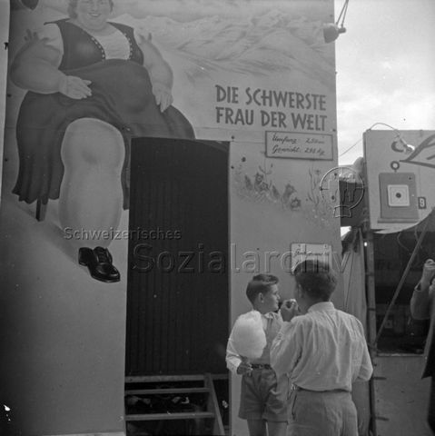 Jahrmarkt (Chilbi), "Die Schwerste Frau der Welt, Umfang: 2,50m, Gewicht: 298kg", um 1960