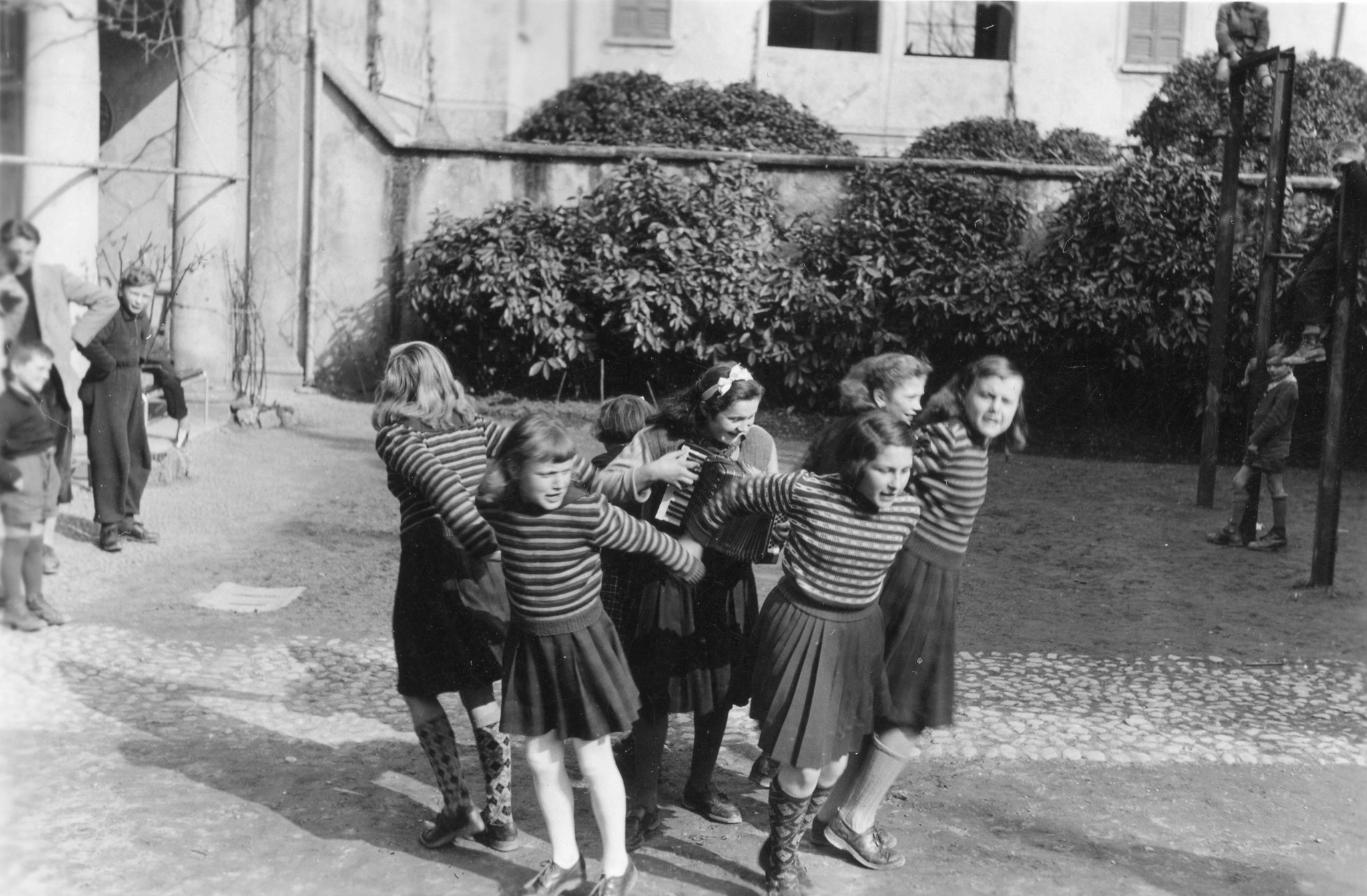 Tschechische Kinder in Brusata, Dezember 1951 bis März 1952; eine Gruppe von Mädchen spielend, vermutlich im Garten eines Kinderheimes
