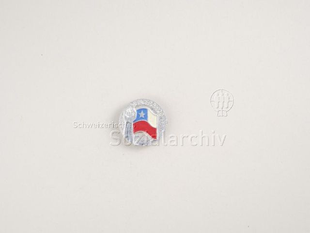 Pin "Venceremos" mit Faust und Chile-Flagge, um 1970