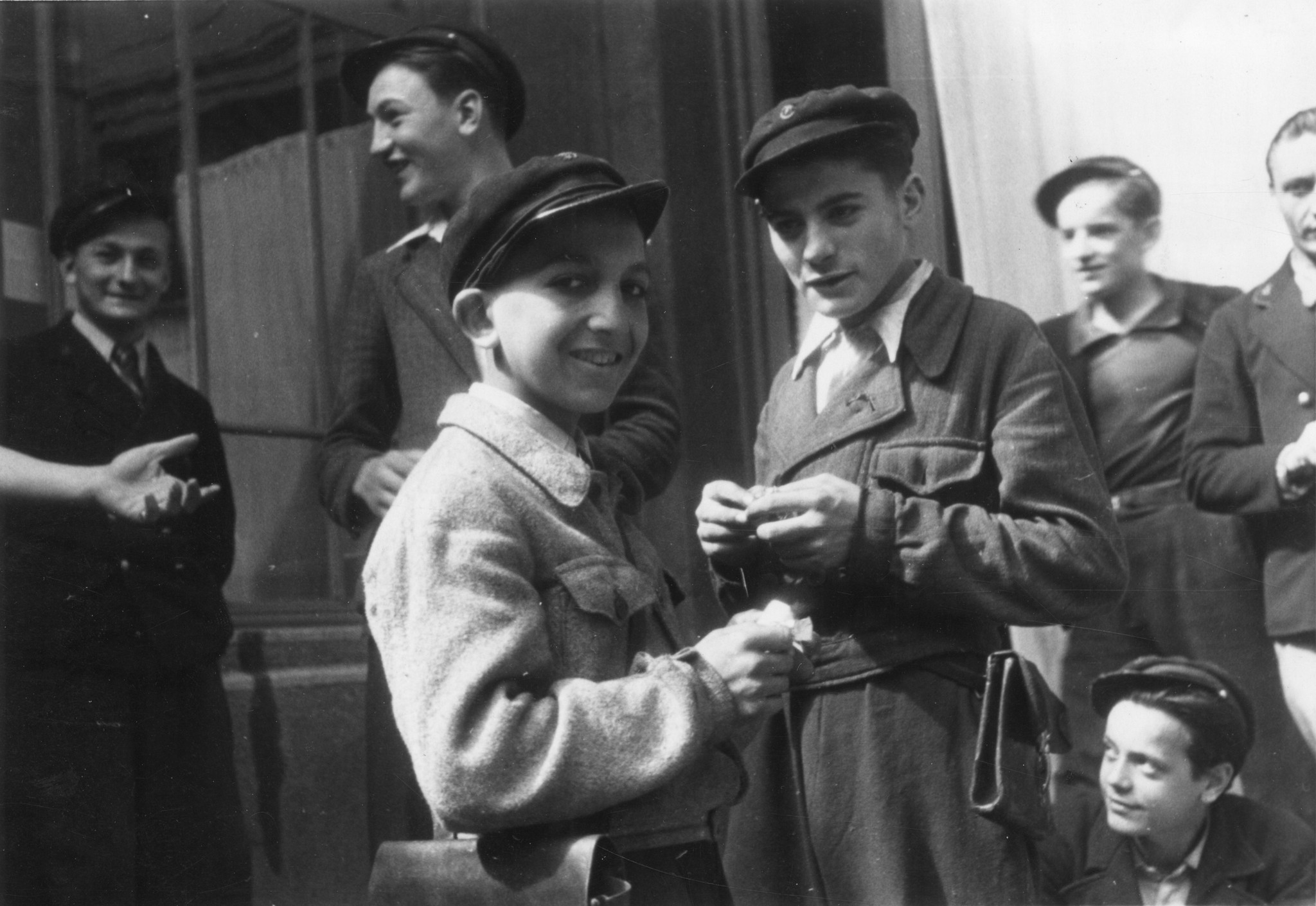 "Saint-Etienne, 1945. Die Telegramm-Austräger nehmen mit Freude den Schweizer-Käse-Znüni auf ihrem Weg. Sie kennen alle den Sitz des Comité Franco-Suisse d'Entraide Ouvrière und Telegramme für uns kommen mit Pünktlichkeit an." Junge Telegramm-Au