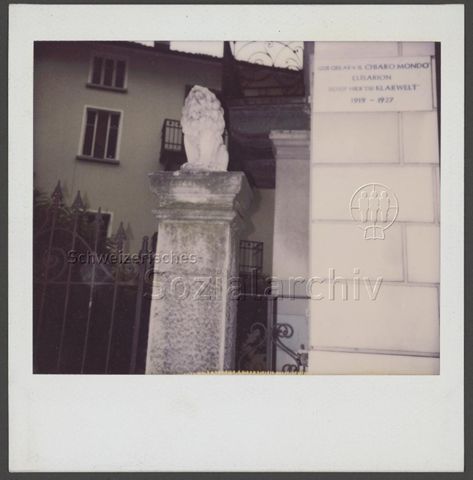 Ehemaliges Anwesen von "Elisarion" (Elisar von Kupffer), Plakette: "qui creava il chiaro mondo/Elisarion schuff hier 'Die Klarwelt' - 1919–1927" (um 1995, Minusio)<br>