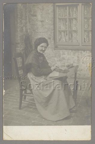 Spitzenklöpplerin (Klöppeln), um 1900