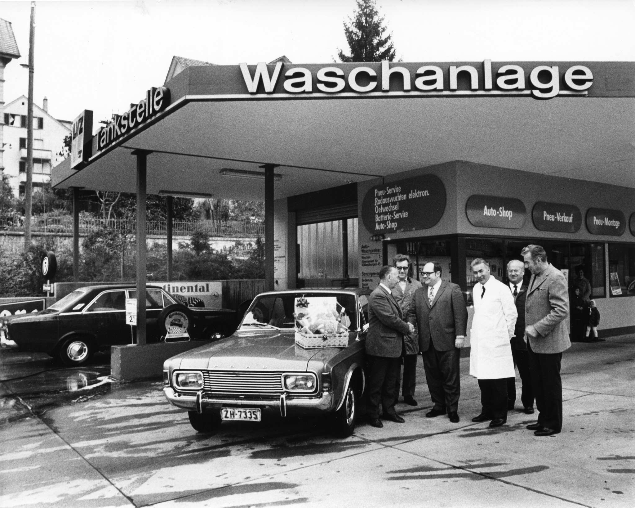 Tankstelle des Lebensmittelvereins Zürich in Thalwil: Gewinner eines Wettbewerbs und Firmenvertreter