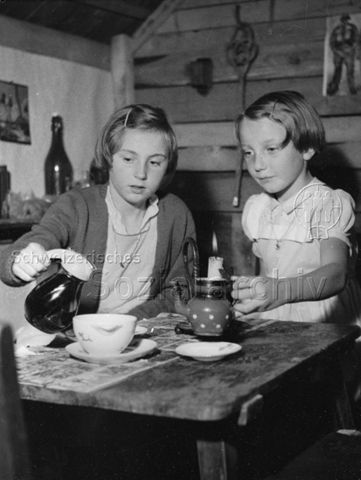 Zwei Mädchen beim Teetrinken, wahrscheinlich in einem Freizeitzentrum; um 1965