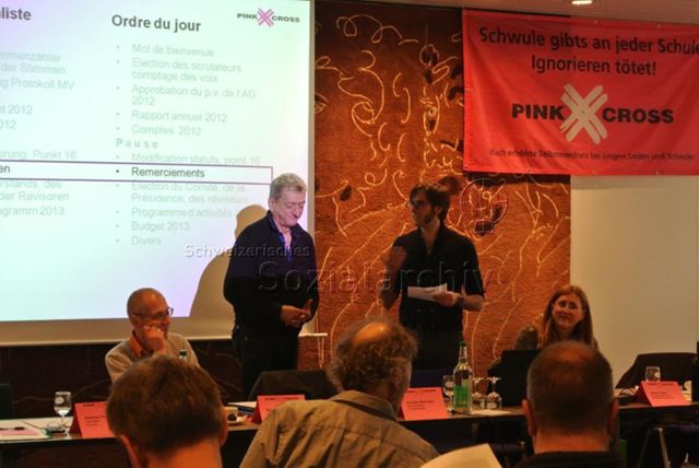 Generalversammlung des Pink Cross (2013, Bern) – Vorstandsmitglieder v.l.n.r.: Rolf Trechsel, Helmut Eichinger, Sandor Marazza, Alicia Parel; "Schwule gibts an jeder Schule – Ignorieren tötet! – Pink Cross – 4fach erhöhte Selbstmordrate bei jungen Lesben und Schwulen"
