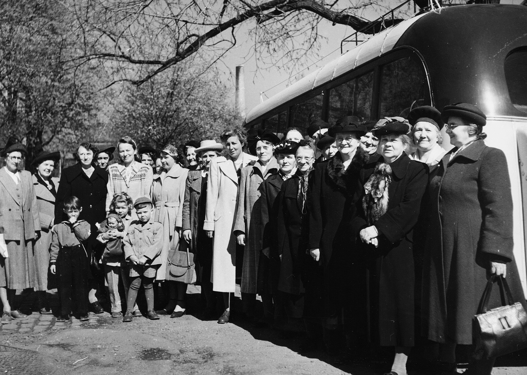 Norwegische Europahilfe: Ferien für Hausfrauen; Mütter mit Kinder vor einem Bus stehend
