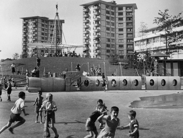 Spielplatz Heiligfeld, Letzigraben Zürich - Spielende Kinder; um 1960