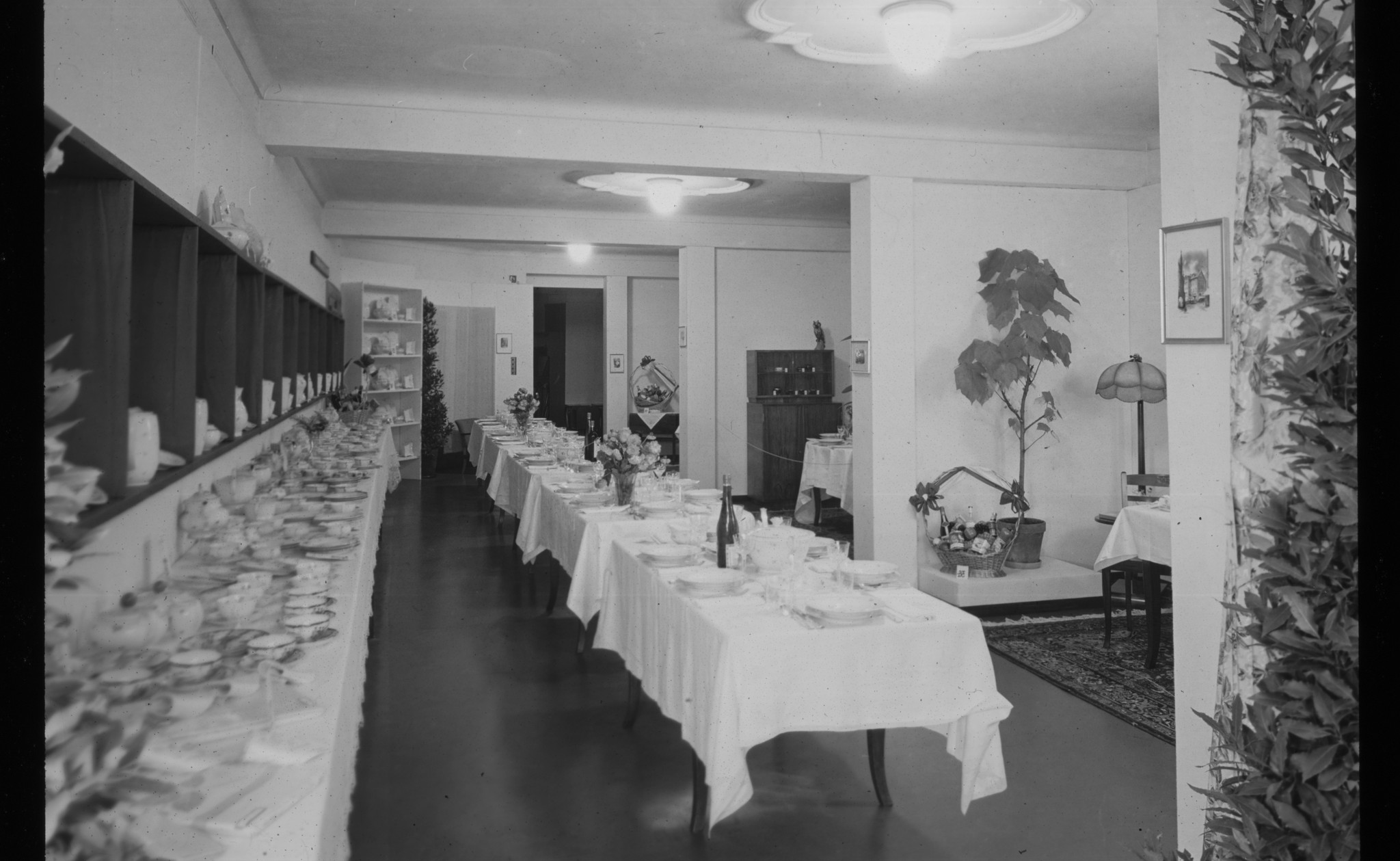 Dia: Grosser Raum mit gedeckter Tafel.
