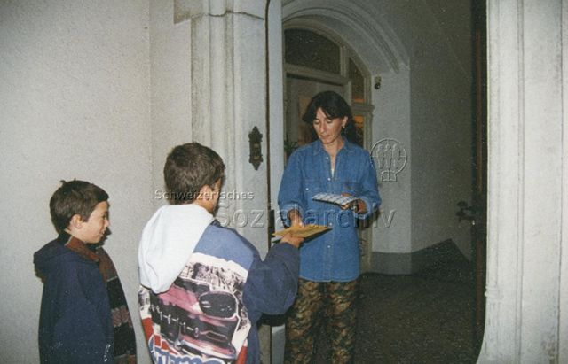 Zwei Jungen verkaufen einer Frau Briefmarken, "Verwendung für pj-info 4/95"; um 1995
