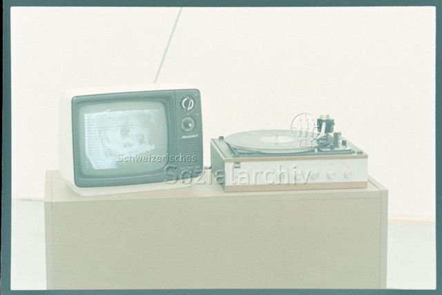 Ausstellungsansicht, Vinyl-Video-Installation, Detail
