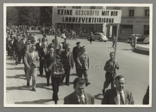 1. Mai, Umzug, Tafel "Keine Geschäfte mit der Landesverteidigung", Kanton Glarus, um 1958
