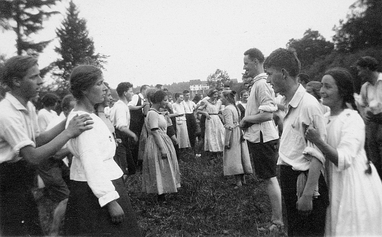 Tanzende Wandervögel (an einer Landsgemeinde?) (1920)