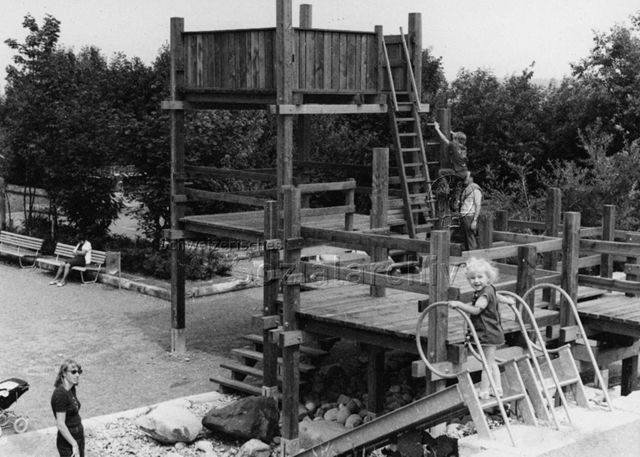 "Kinder auf Rutschbahn, Spielplatz Stettbach, Schwamendingen"; 1973