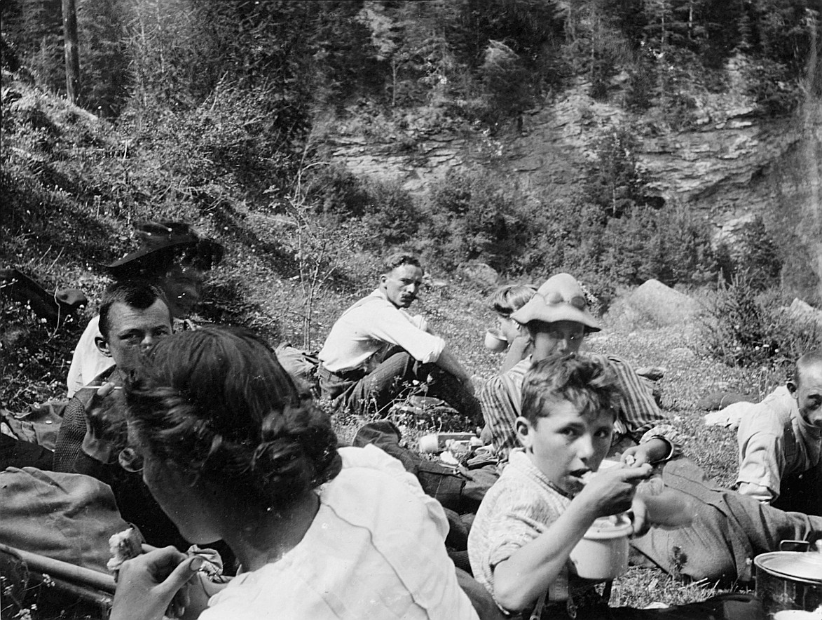 Beim Mittagsmahl - Wandervögel in Graubünden - Grosse Fahrt von Emmi Bloch (1887-1978) (1909)
