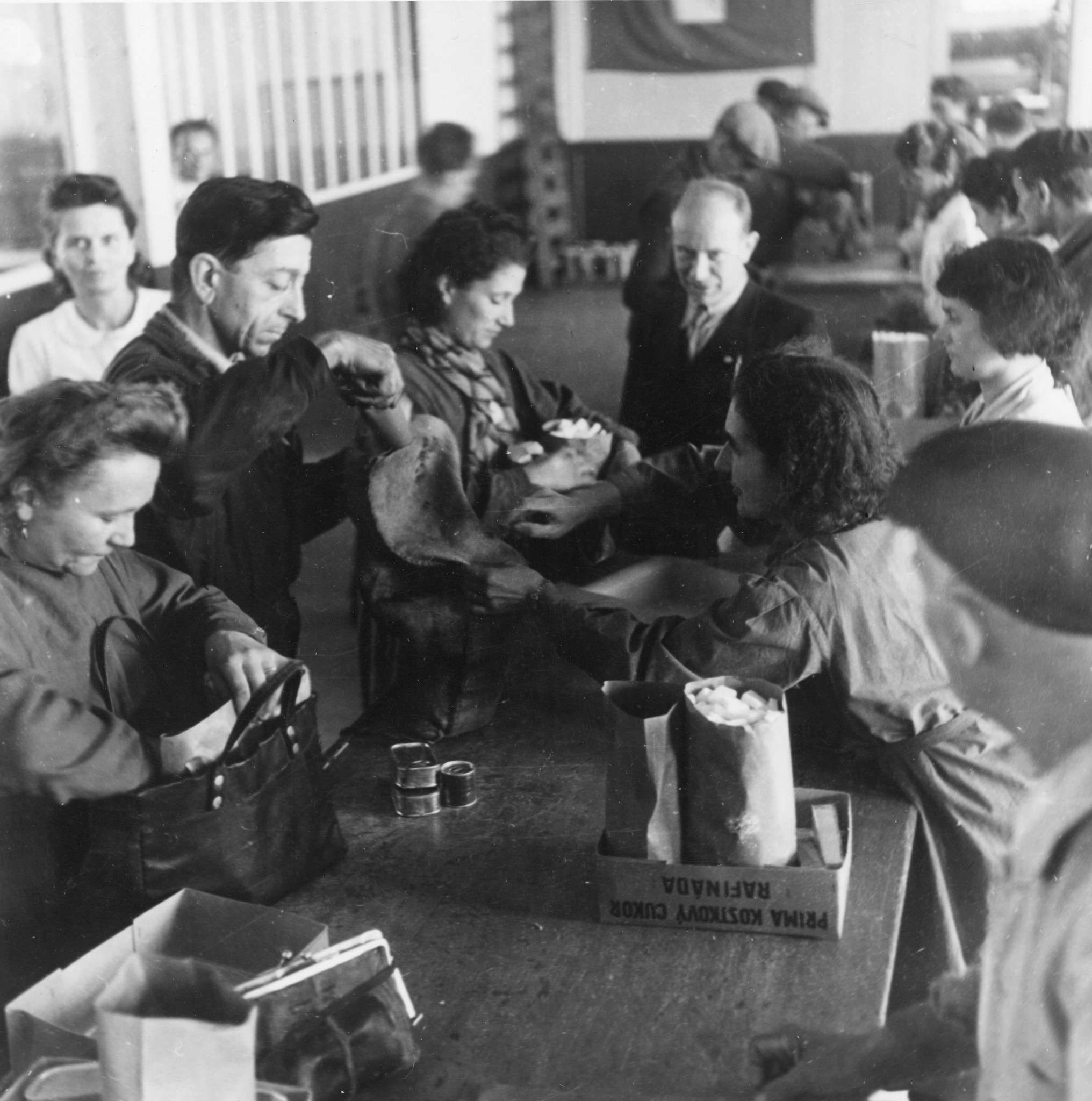"Lyon, Oktober 1944. Französische Arbeiter und Arbeiterinnen der Fabriken Berliet nehmen Lebensmittel des SAH in Empfang."