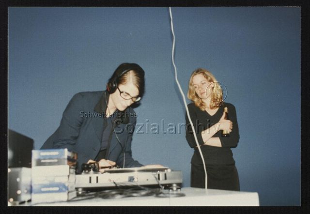 DJ und Zuschauerin