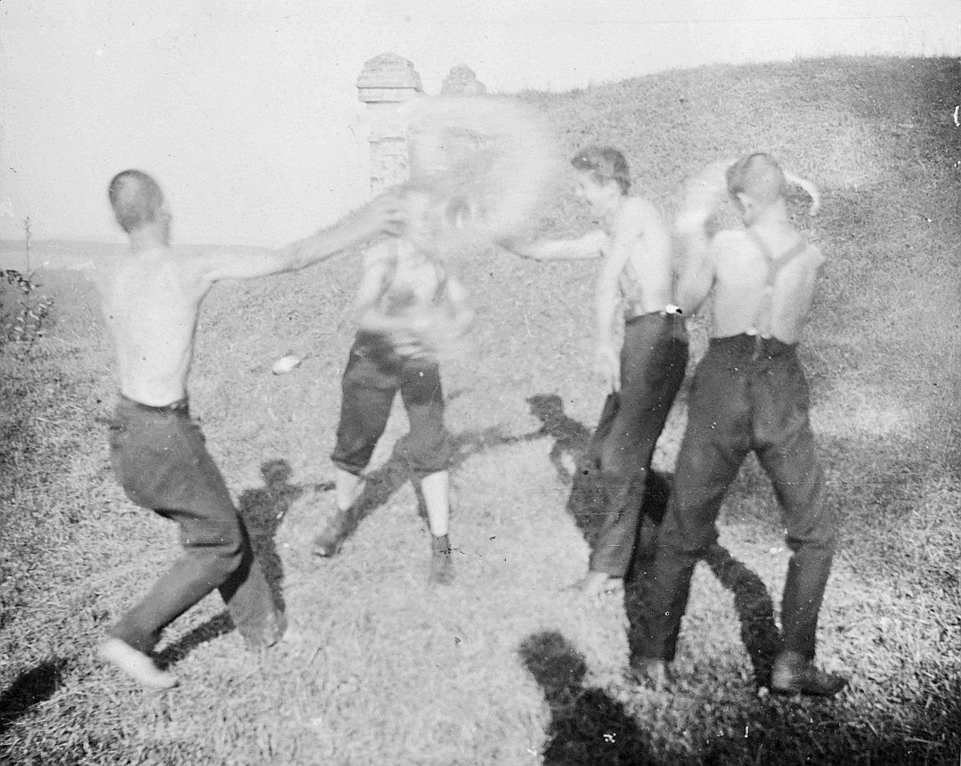 Wandervögel der Wandervogel-Ortsgruppe Zürich-Altstadt spielen (vermutlich) auf der Wiese (1912)