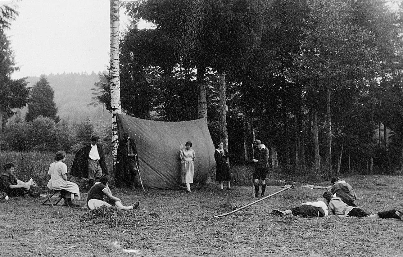 Theater spielende Wandervögel am Rand eines Waldes (1925)