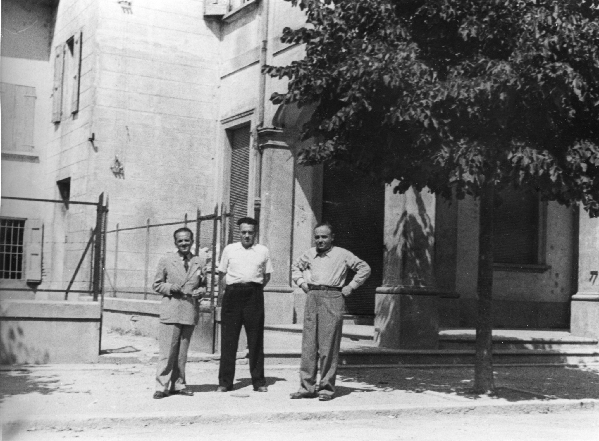 "Molinella. Die drei Organisatoren der Genossenschaften (von links nach rechts) Dr. Cassola, Inesini, Prof. Pirani, vor der Cooperative."