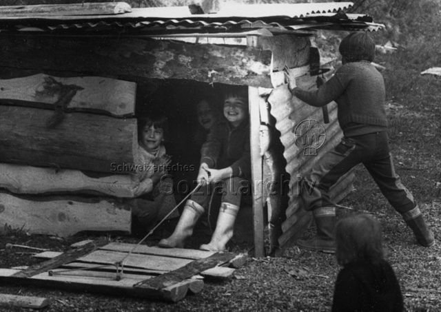 "Robinsonspielplatz 'Le Louve', Lausanne" - Kinder beim Spielen; 1976