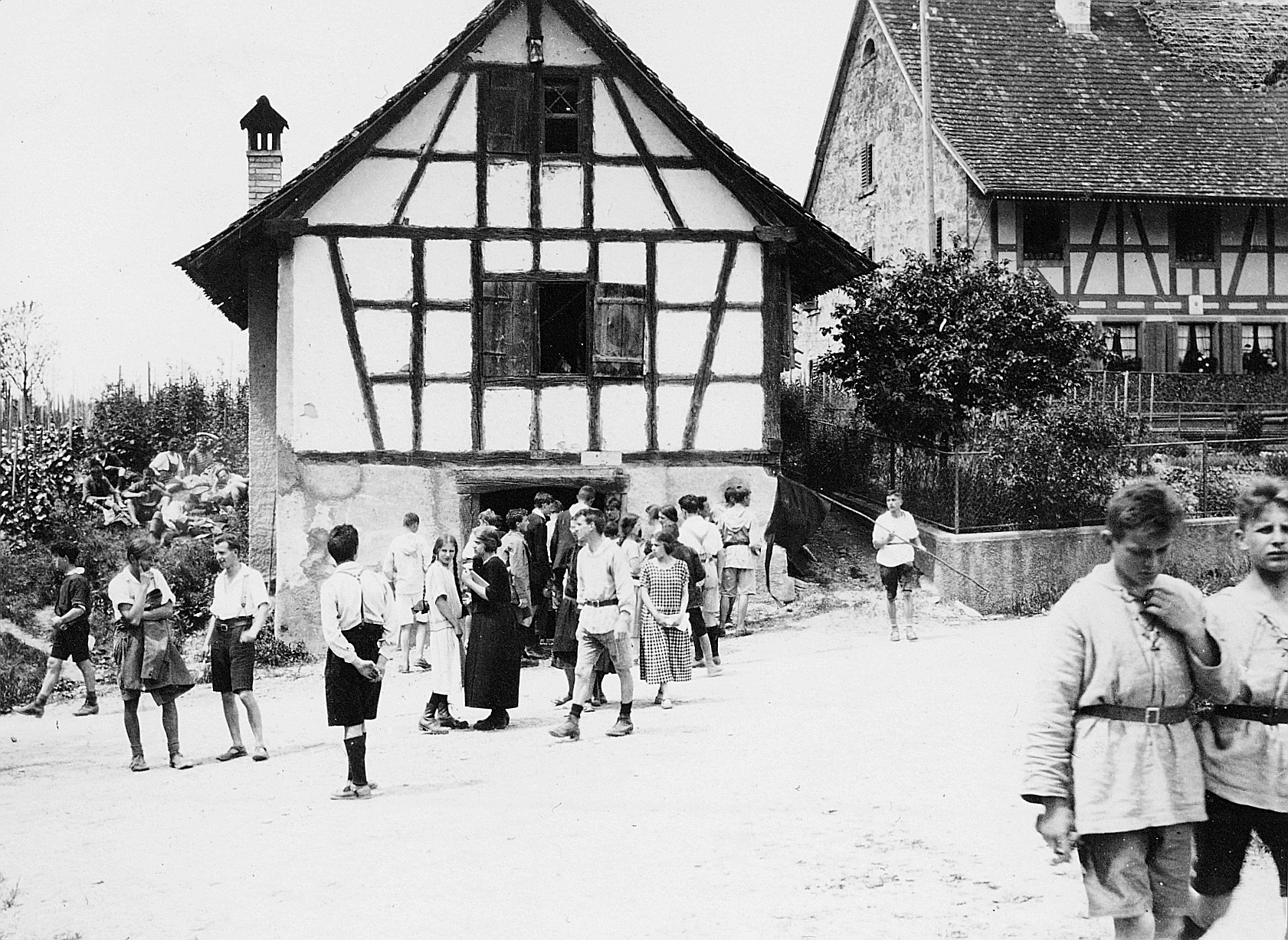 Wandervögel sind während der Wandervogel-Landsgemeinde am Himmelbach in Oberglatt unterwegs - Riegelbau (1924)