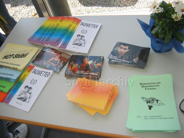 Generalversammlung des Pink Cross (02.04.2005, Frauenfeld) – diverse Flyer (mehrheitlich der HOT): "HOT-Stübli", "Tauwetter – Offizielles Organ der Homosexuellen Organisation Thurgau", "pink apple – schwullesbisches Filmfestival", "Homosexuellen Organisation Thurgau – HOT.... Dein Freizeitverein? .... Dein Verein von Gleichgesinnten!"