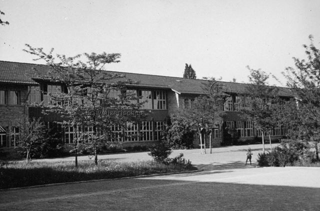 "Entlisberg-Schulhaus, Zürich-Wollishofen - Pausenplatz, Hauptfront"; um 1960