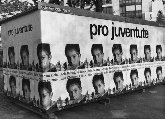 Markenverkaufscontainer am Bellevue in Zürich; um 1995