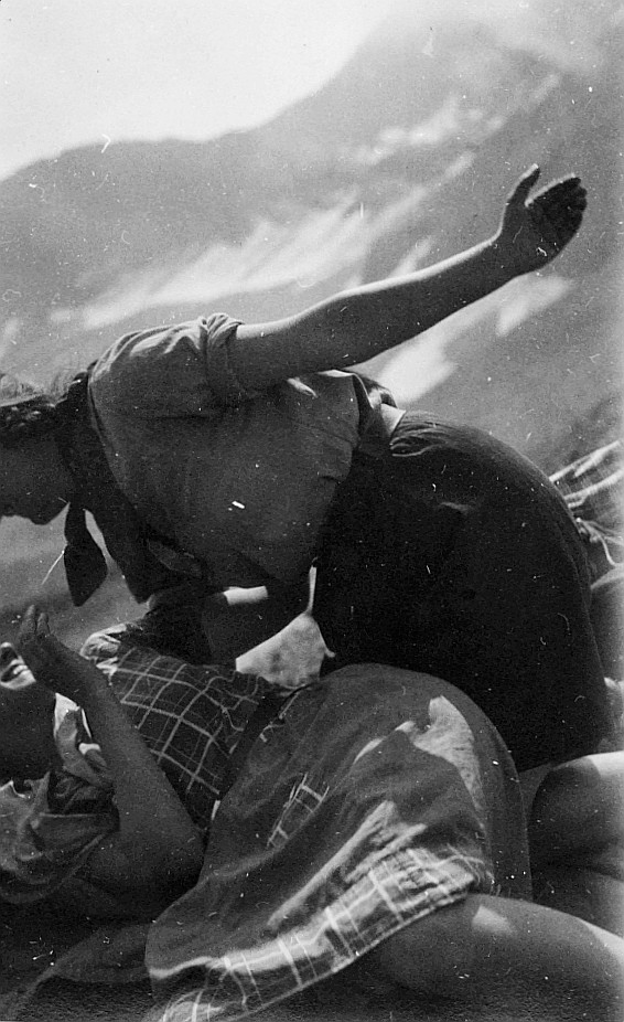 1. Sommerfahrt: Zwei lachende und spielende (vermutlich) Wandervögel (1928)