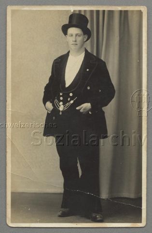 Zimmermann in typischer Kluft, St. Gallen, 1930