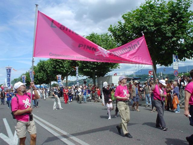 Pride Romande 2004 (10.07.2004, Genf) – "L'amour: un droit humain! – Pink Cross", mehrere "FELS"-Banner im Hintergrund