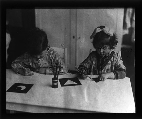 Diaserie zum Thema Kindergarten / Schulkind; zwei Kinder beim Malen mit Schablonen; um 1930