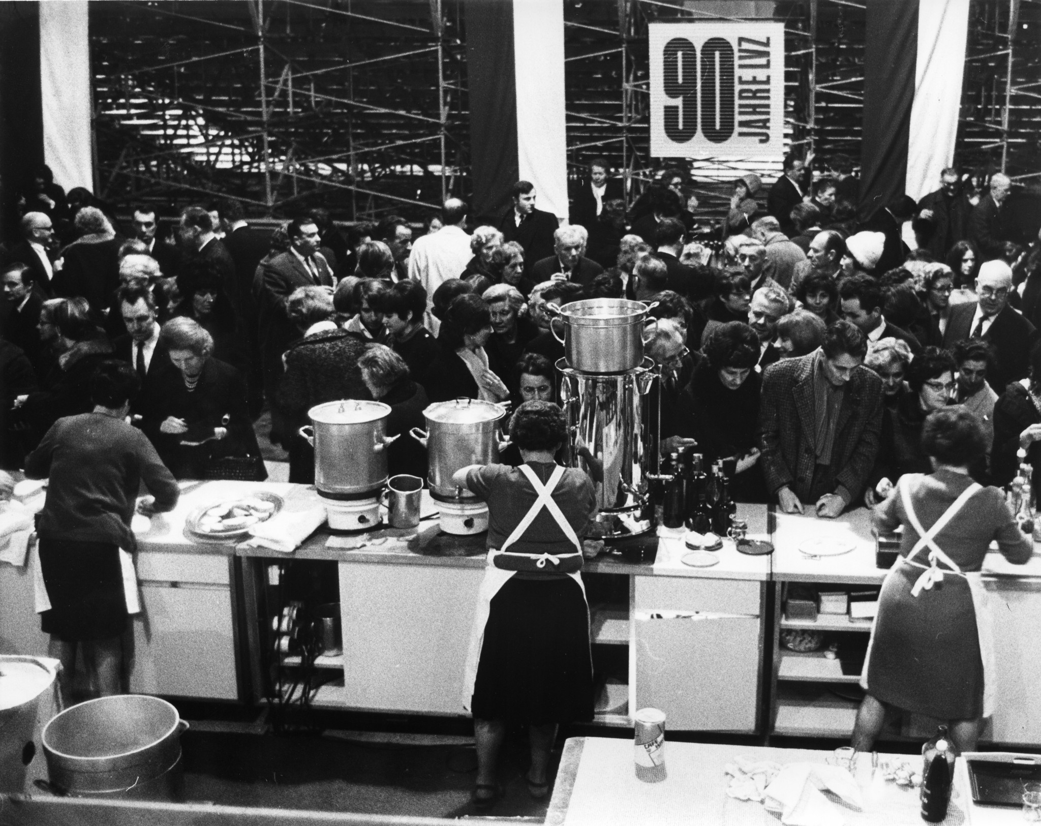 Jubiläum 90 Jahre Lebensmittelverein Zürich 1968: Besucher bei der Essensausgabe im Hallenstadion