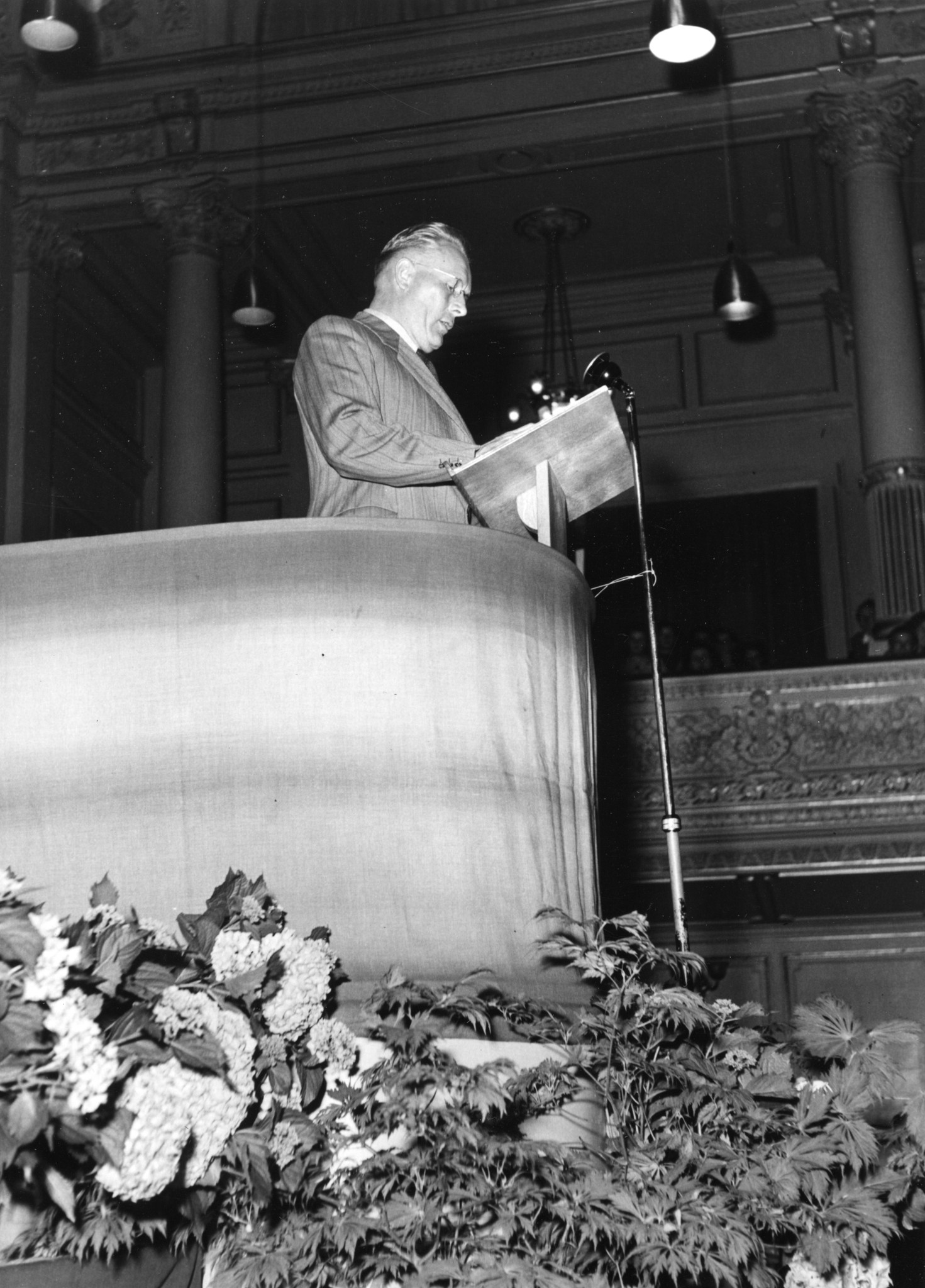Jubiläum 100 Jahre Genossenschaftsbewegung in der Tonhalle Zürich, 1944 (anlässlich der Gründung der ersten modernen Genossenschaft 1844 in Rochdale, Nordengland): Redner