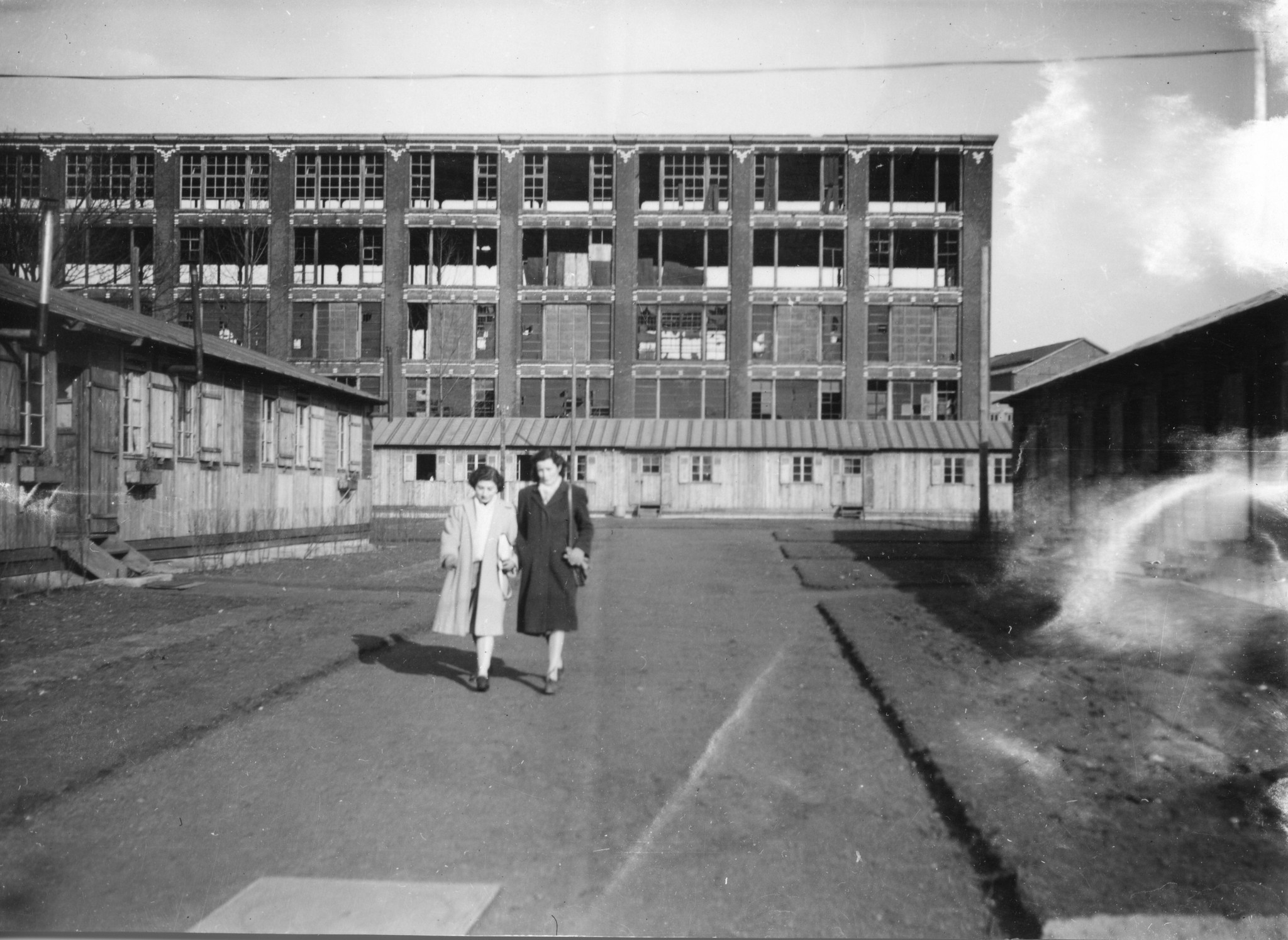 "Entrée principale du Centre de Fives: Administration, Ouvroir, Foyer Populaire"; der Haupteingang des Zentrums von Fives: Administration, Foyer, Nähabteilung