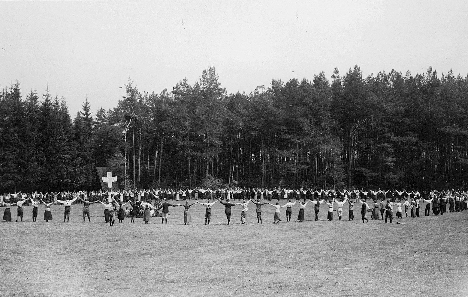 Wandervogel-Landsgemeinde bei Steinmaur (Heitlisberg) -Tanzen im Kreis auf der Wiese (1915)