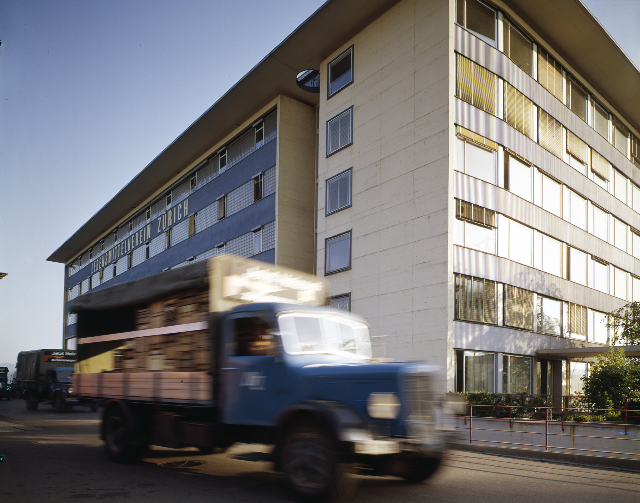 LVZ-Lastwagen vor der Zentrale des LVZ in Zürich, ca. 1970