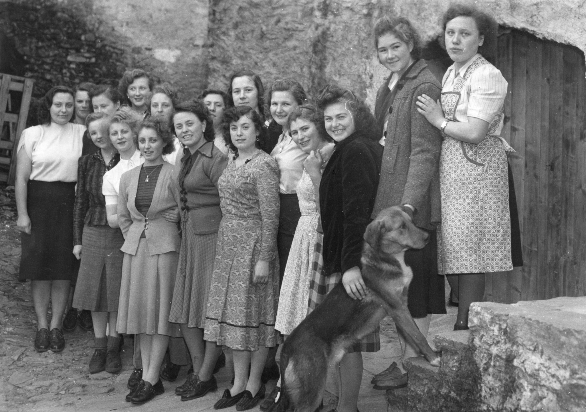 "Cavigliano - Haushaltungskurs für deutsche Flüchtlingsmädchen vom Dezember 1950 bis Februar 1951", Gruppe der Kursteilnehmerinnen mit Hund