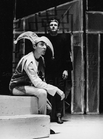 "Theaterprobe" - Zwei Jugendliche beim Proben, der vordere spielt den Narren, erkenntlich an der aufgesetzten Narrenkappe; um 1965