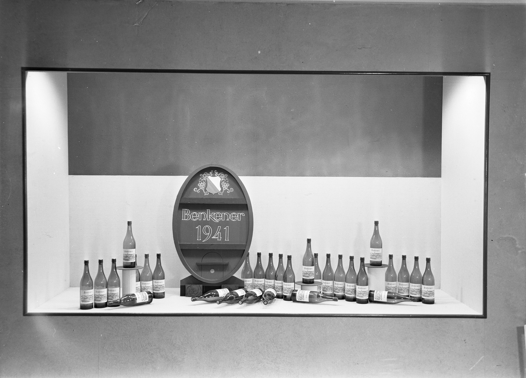 Schaufenster Filiale LVZ: "Benkener 1941" Wein