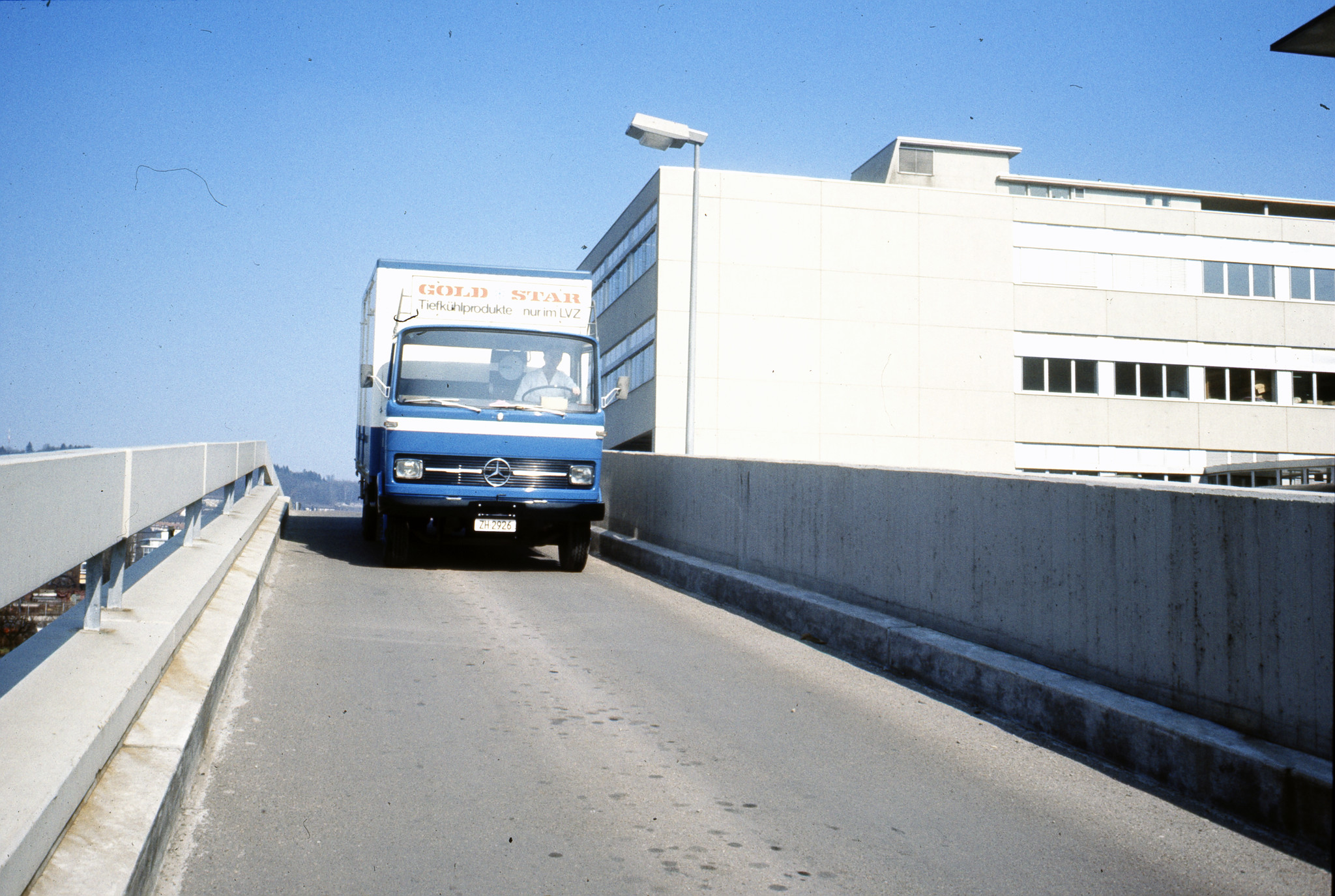 Lastwagen der Firma "Gold-Star" auf der Rampe, ca. 1980